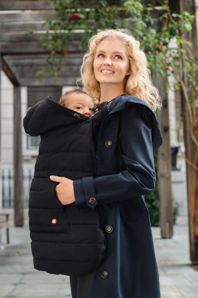 madre porteando a bebe con el cobertor de porteo de plumas ideal para climas frios